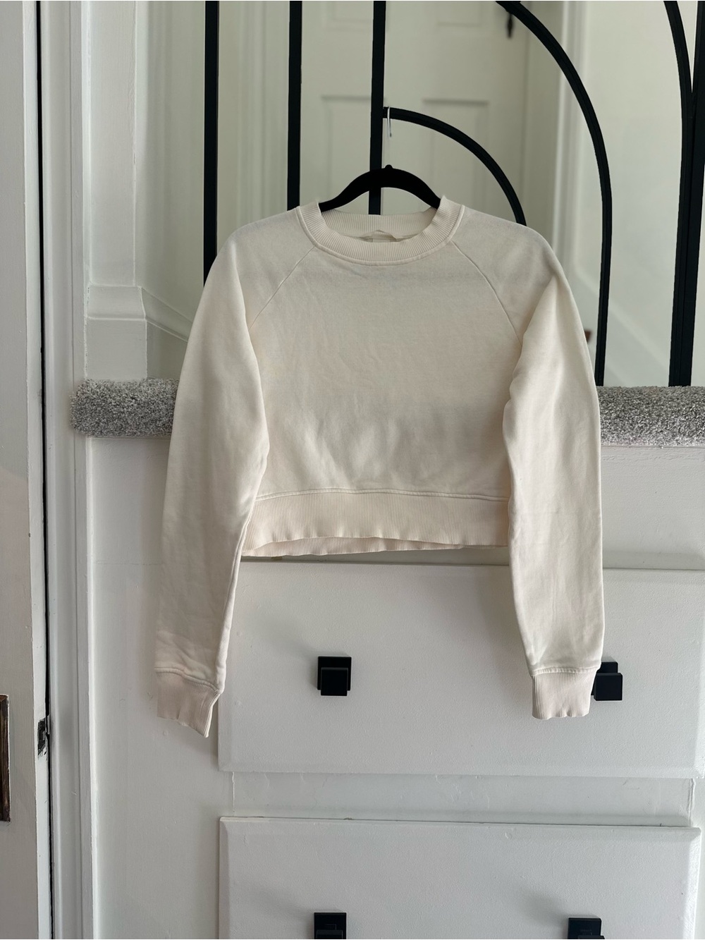 H&M Cropped Cream Crewneck Sweatshirt